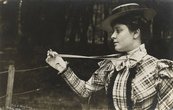 Carle de Mazibourg, L'attente, 1898 Frau hockt starrend neben einem Skelett, das Laute spielt