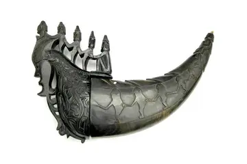 Behälter für magische Substanzen (naga morsarang) ein Horn, darauf Menschenketten