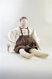 Puppe in Altenburger Tracht Junge in übergroßer Latzhose, Hemd und Strümpfen