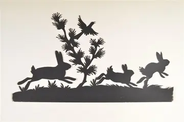 Scherenschnitte "Hasen" Silhouette von drei laufenden Kaninchen, einem Vogel und einem Zweig
