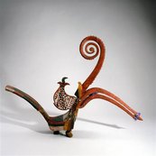 Nashornvogelskulptur (kenyalang) geschnitzter Vogel mit geringeltem Horn