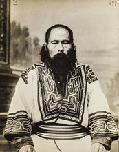 Ainu-Mann Abbilung eines Mannes mit Bart und traditioneller Kleidung