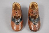 1 Paar Kinderschuhe ein Paar Schuhe mit Verschluss, unter dem Verschluss kleine Öffnung