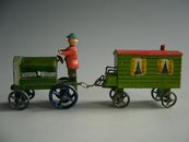 Traktor mit Wohnwagen, "Wanderer" Figur auf einem Traktor zieht einen Wohnwagen