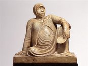 Ernst Barlach, Russische Bettlerin mit Schale Skulptur einer sitzenden, sich abstützenden Person mit Haube, trägt ein Schälchen