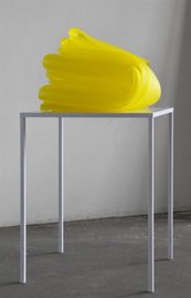 Olaf Holzapfel, Gelb Drei Räume zusammengefalteter Kunststoff auf einem Tisch