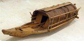 Hausboot kleines, überdachtes Holzboot