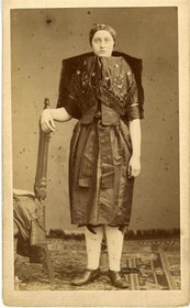 Tracht einer Altenburgerin Foto einer Frau in einer Tracht