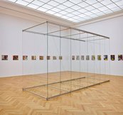Gerhard Richter, 9 Stehende Scheiben (879-3) Ausstellungsraum mit einer Reihe kleiner quadratischer Werke an der Wand und in der Mitte Glasscheiben