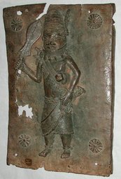 Benin Tafel Tafel aus Bronze mit Abbilund einer menschlichen Figur