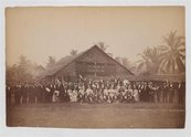 Fest für alle malaiischen Fürsten und Europäer, im Mittelpunkt der Sultan von Langkat Gruppenfoto vor einer Art Scheune