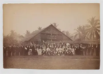 Fest für alle malaiischen Fürsten und Europäer, im Mittelpunkt der Sultan von Langkat Gruppenfoto vor einer Art Scheune