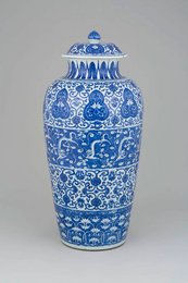 Dragonervase Foto, Monumentalvase mit unterglasurblauem Dekor in horizontalen Sektionen