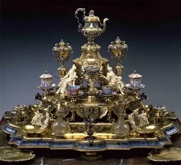 Das Goldene Kaffeezeug Pyramide mit Trinkgefäßen, Figuren sitzen dazwischen