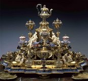 Das Goldene Kaffeezeug Pyramide mit Trinkgefäßen, Figuren sitzen dazwischen